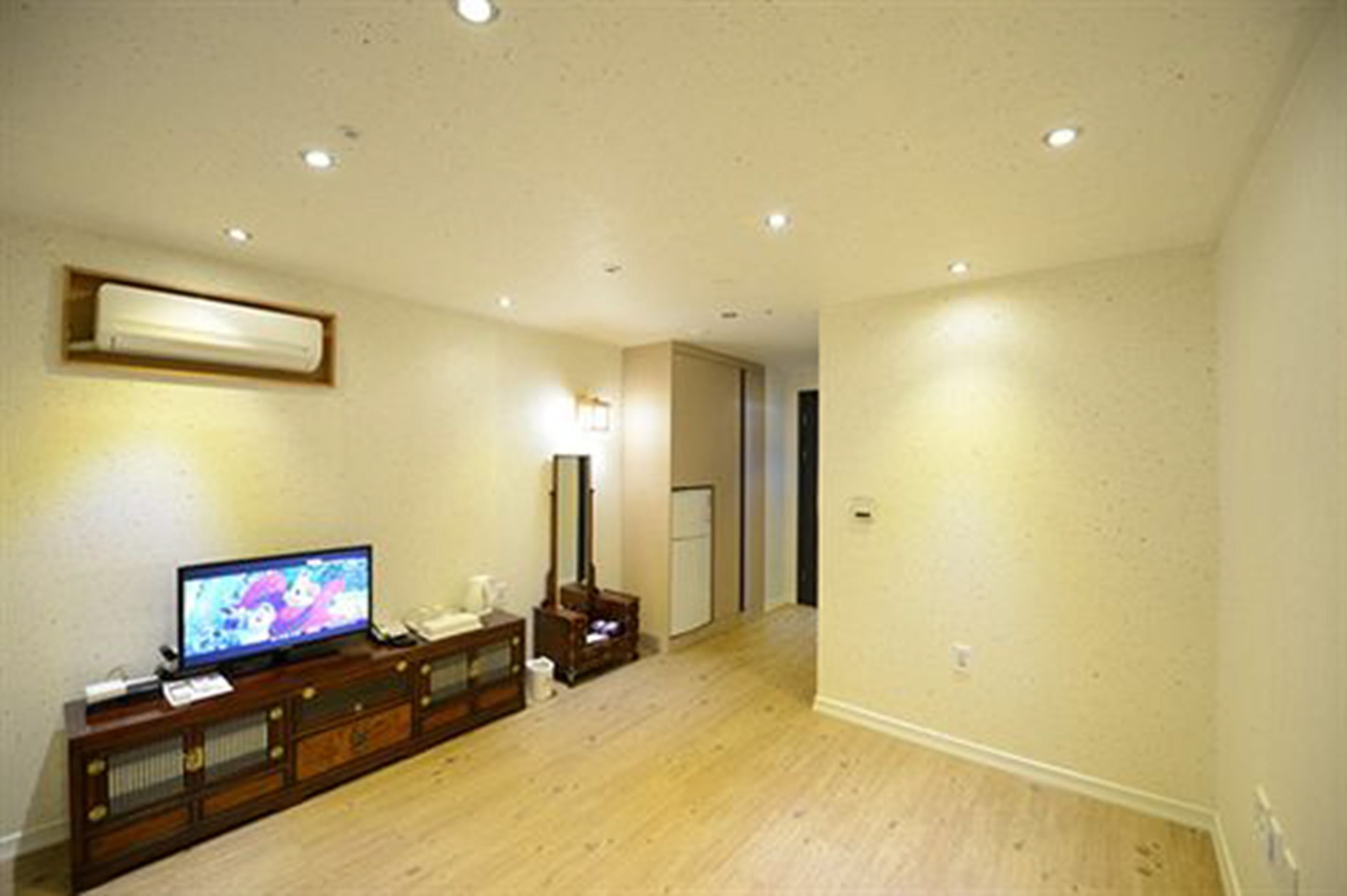 [breakfast for 2] deluxe ondol - ondol type | laptop workspace, blackout curtains, iron/ironing board, free wifi