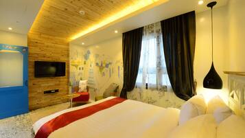 Une chambre d’hôtel avec un grand lit, un téléviseur à écran plat fixé au mur, un plafond en bois et une fenêtre avec des rideaux.