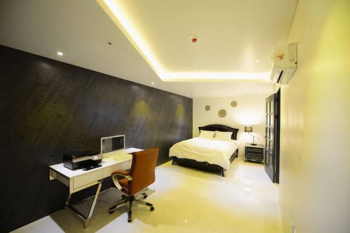 1 dormitorio, espacio para trabajar con un portátil, cortinas opacas