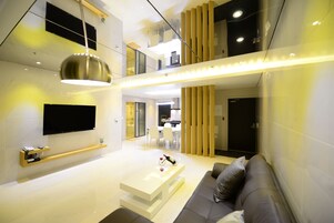 Suite Royal (Residence Type, Breakfast for 4) | Espacio para trabajar con un portátil y cortinas opacas