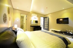 Suite Royal (Residence Type, Breakfast for 4) | Espacio para trabajar con un portátil y cortinas opacas