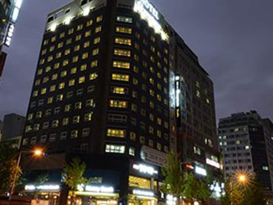 Bagian depan properti - sore/malam