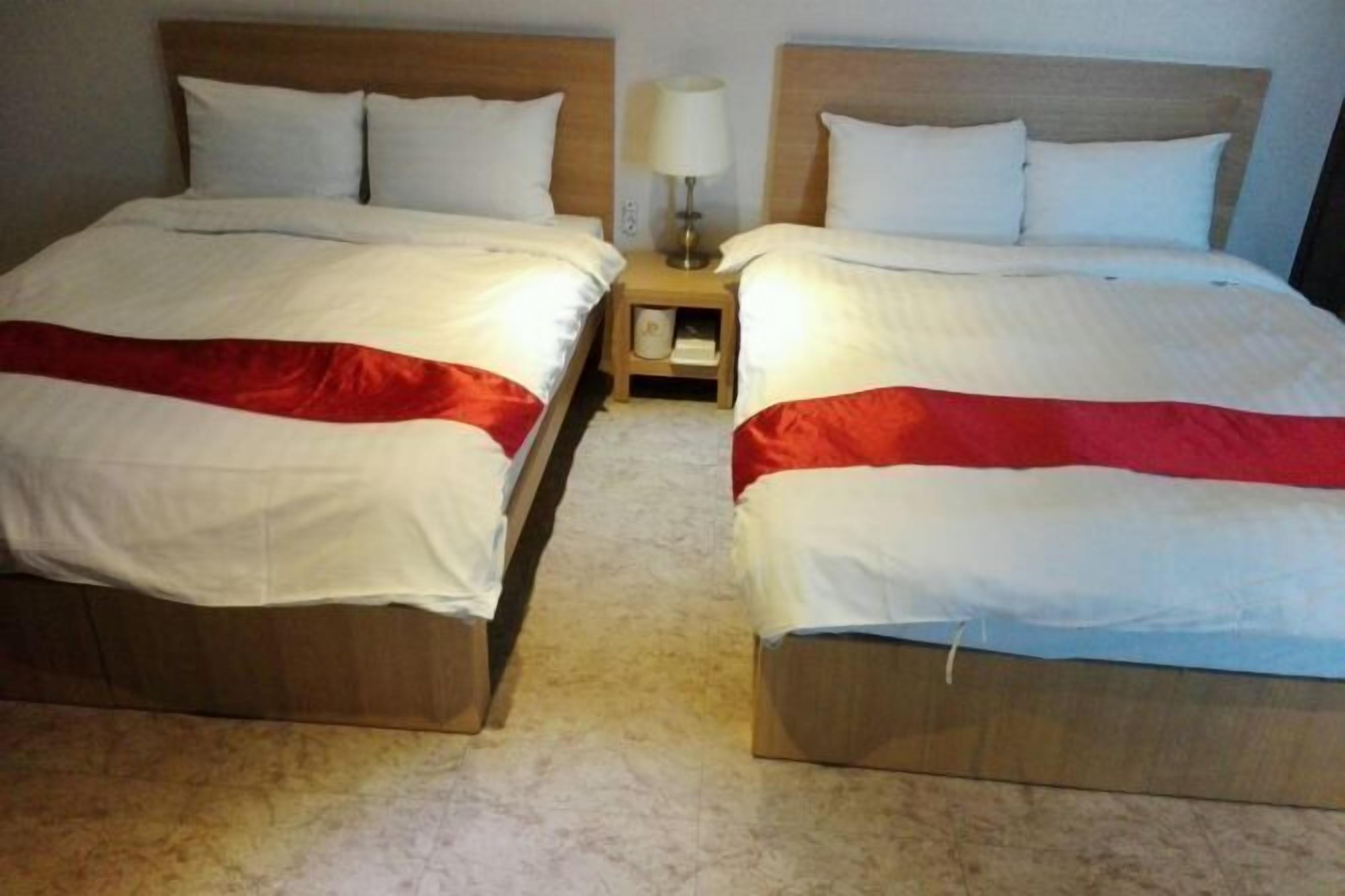 Espacio para trabajar con laptop y cortinas blackout 