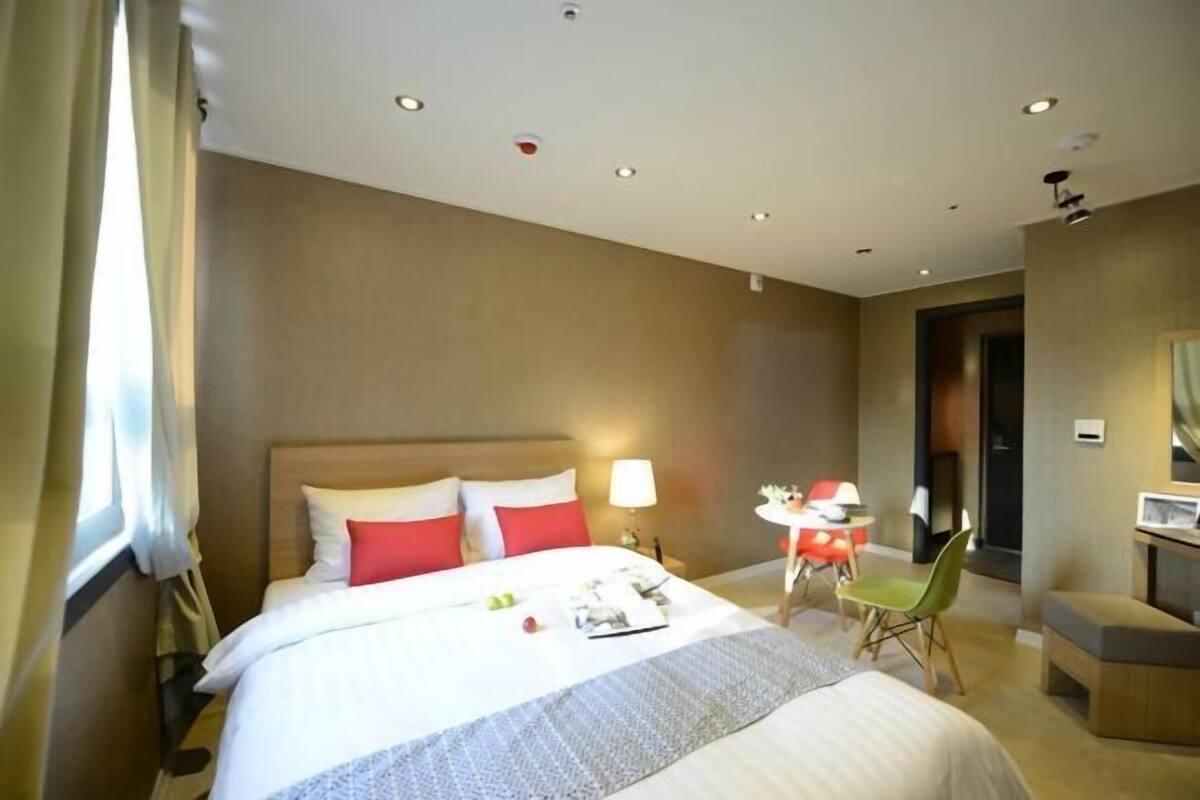1 dormitorio, espacio para trabajar con un portátil, cortinas opacas
