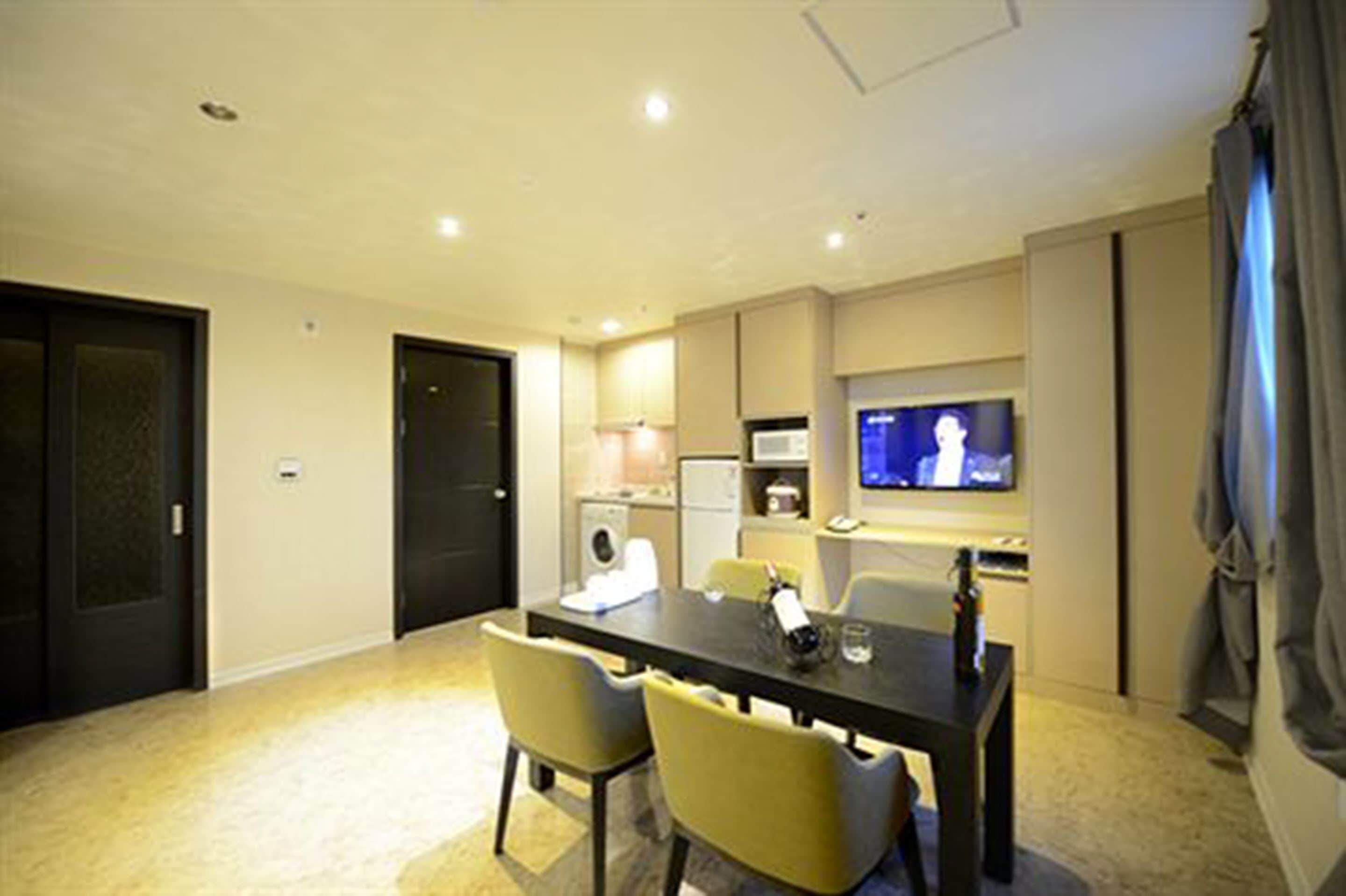 [breakfast for 3] luxury twin room - residence type | private kitchen | fridge, coffee/tea maker, electric kettle, freezer