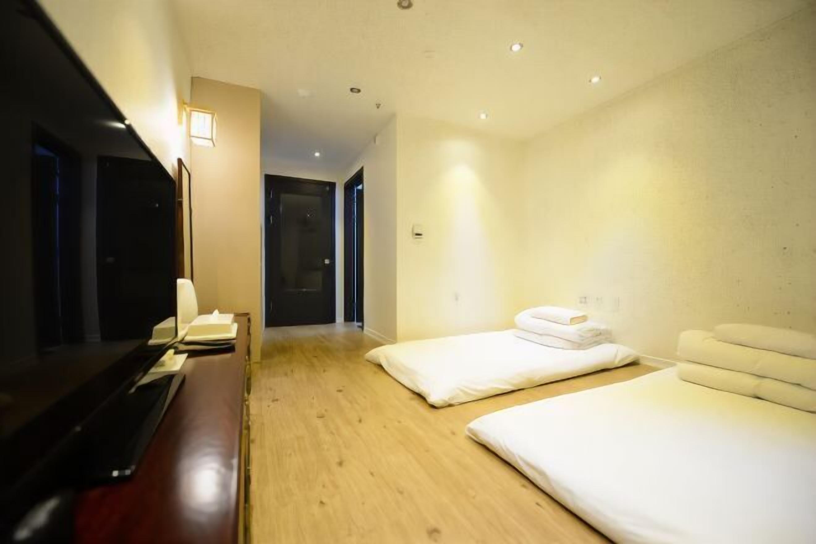 Espacio para trabajar con laptop y cortinas blackout 