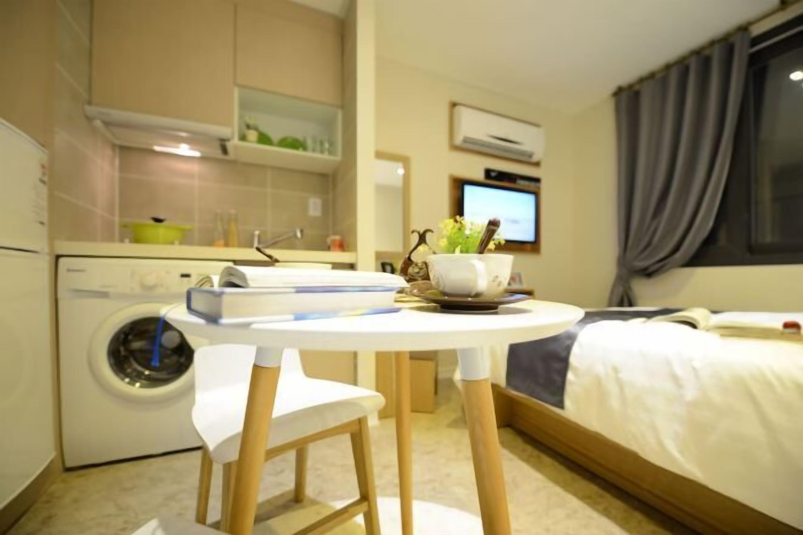 Espacio para trabajar con laptop y cortinas blackout 