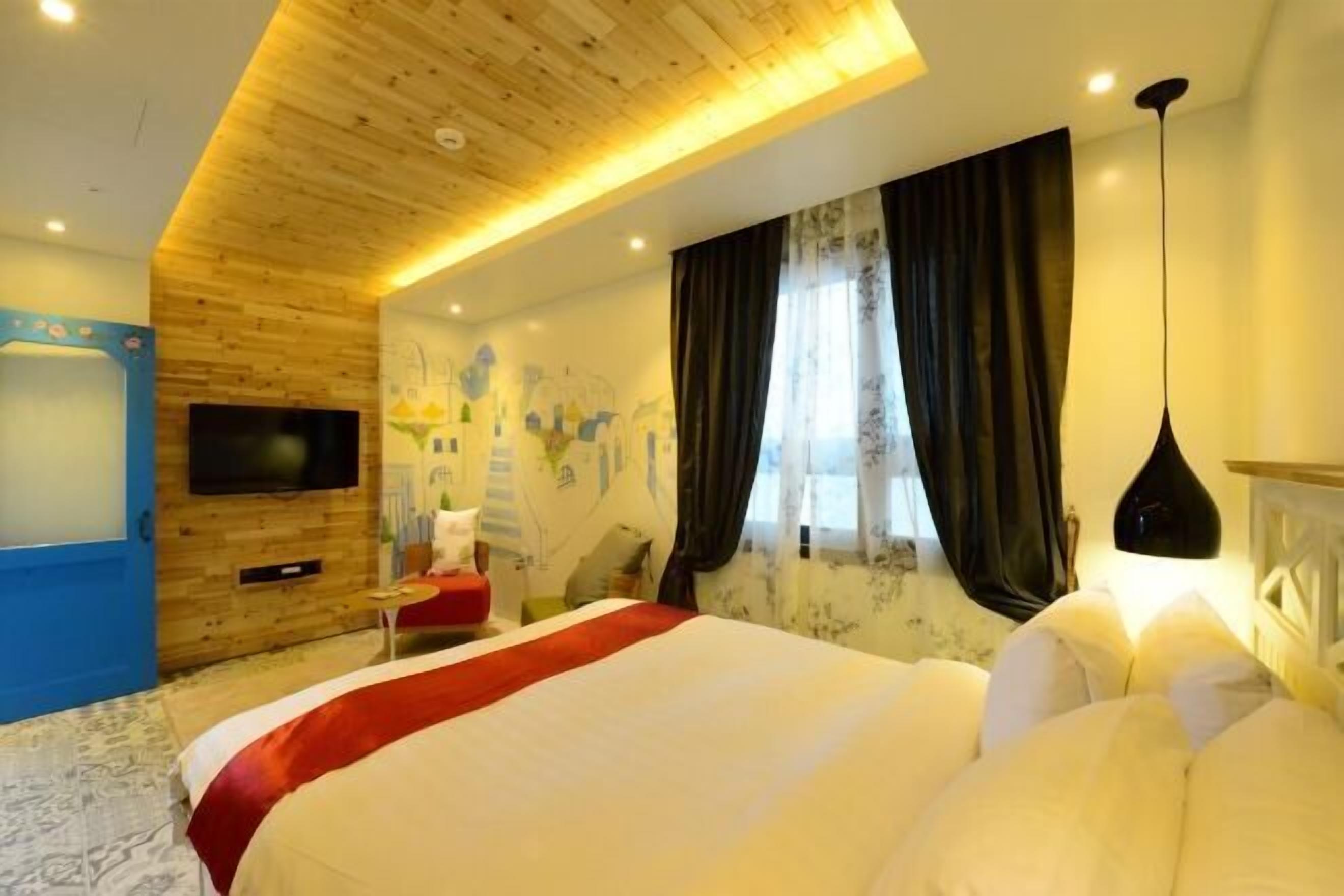 Espacio para trabajar con laptop y cortinas blackout 