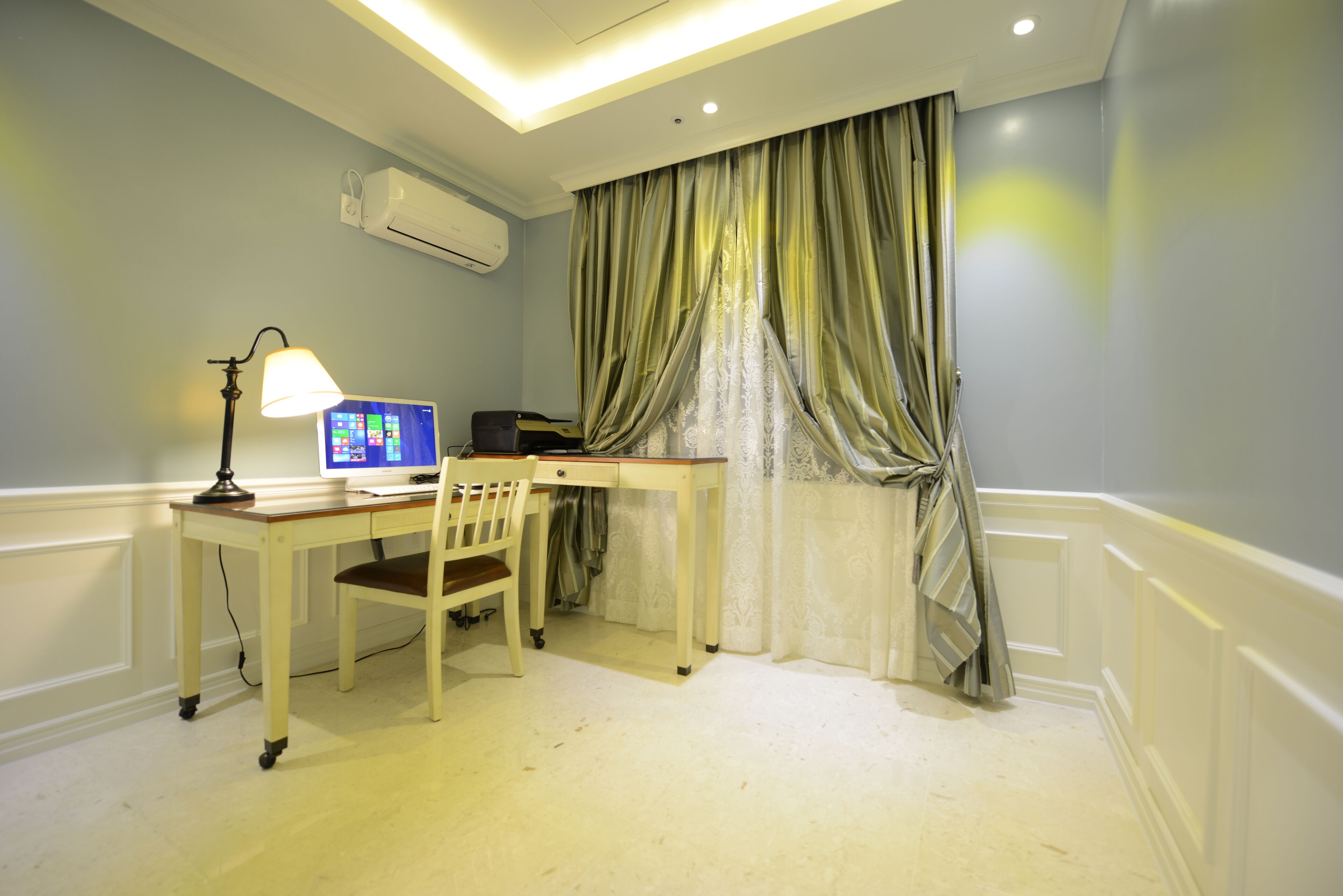 [breakfast for 4] suite royal - residence type | laptop workspace, blackout curtains, iron/ironing board, free wifi