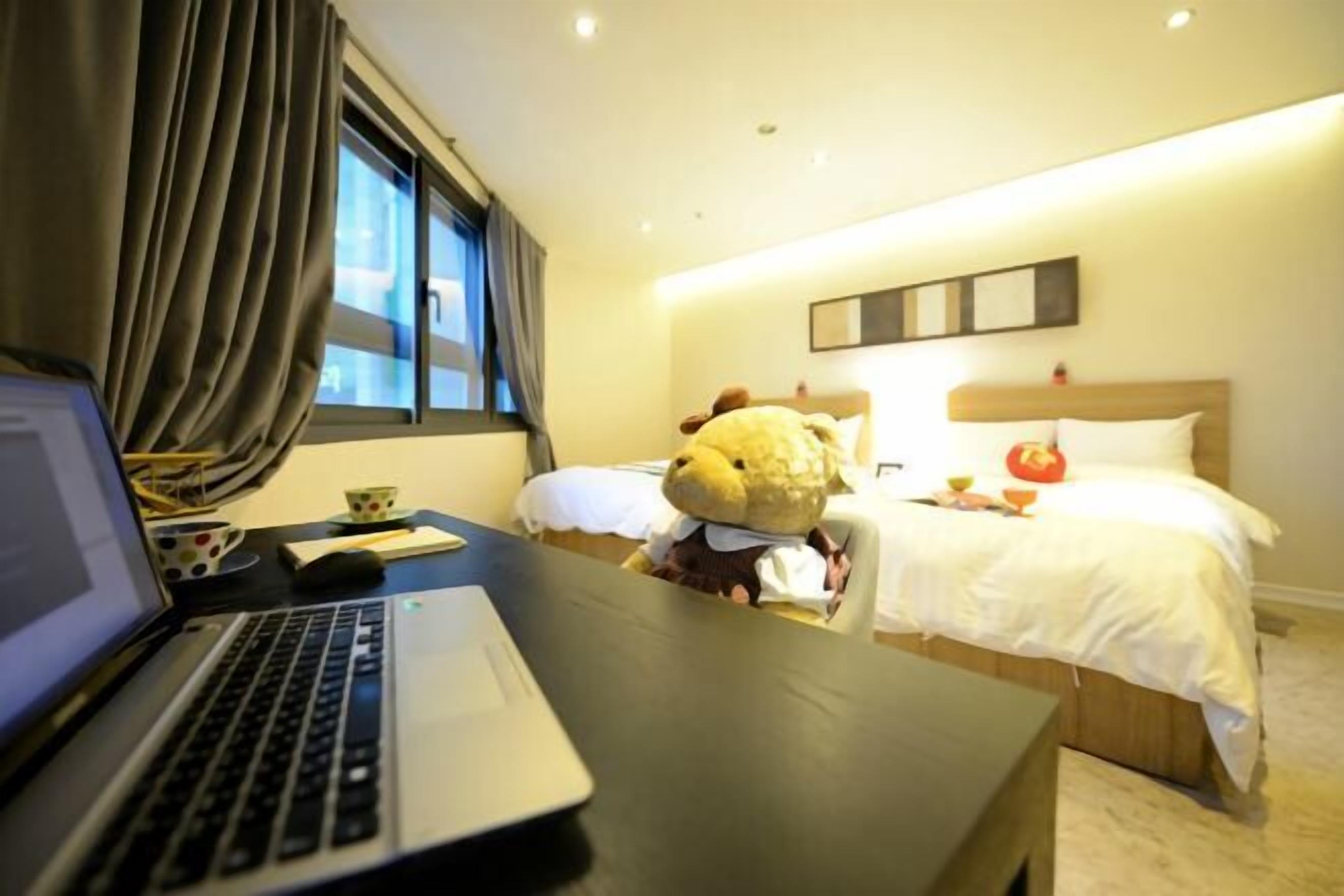 Espacio para trabajar con laptop y cortinas blackout 