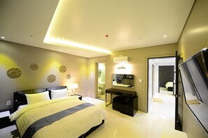 [Breakfast for 4] Suite Royal - Residence Type | Laptop workspace, blackout drapes, iron/ironing board, free WiFi - Hotel Graytone Dunsan (Daejeon)