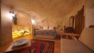 Executive Room | Premium bedding, minibar, in-room safe, individually decorated