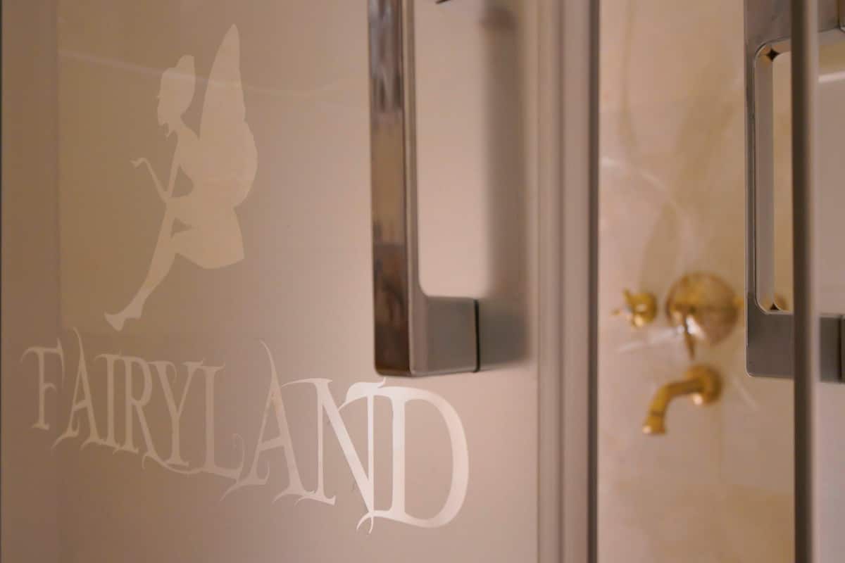 Comfort-Zimmer, 1 King-Bett | Badezimmer | Kostenlose Toilettenartikel, Haartrockner, Hausschuhe, Handtücher