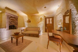 Habitación de luna de miel, 1 cama de matrimonio grande | Zona de estar | Una televisión LED