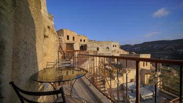 Traditional Room, 1 King Bed | Balcony