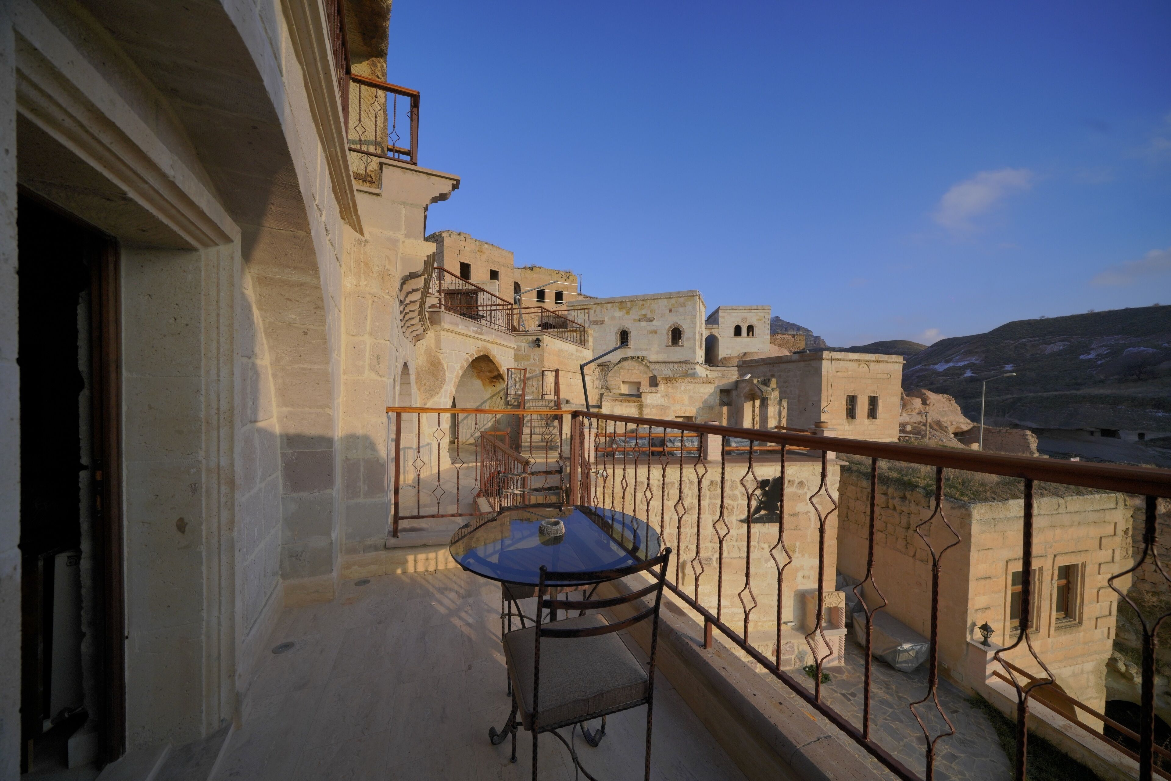 ห้องคอมฟอร์ท, เตียงคิงไซส์ 1 เตียง | ลานระเบียง/นอกชาน