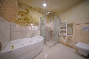 Superior Double Room | Bathroom | Free toiletries, hair dryer, slippers, towels