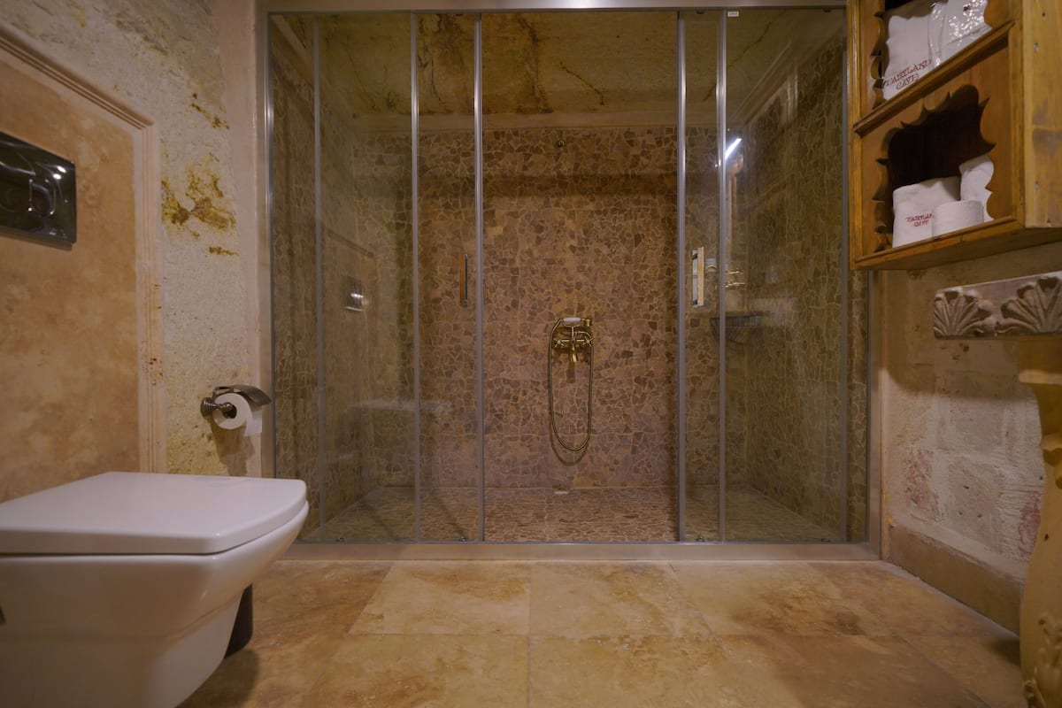 Deluxe-Zimmer | Badezimmer | Kostenlose Toilettenartikel, Haartrockner, Hausschuhe, Handtücher