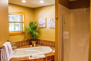 Ocean View Luxury Suite | Deep soaking bathtub - Tranquility Bay Waterfront Inn (Sechelt)