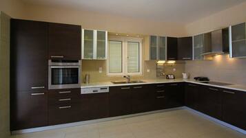 Villa | Private kitchen | Full-size fridge, microwave, stovetop, dishwasher