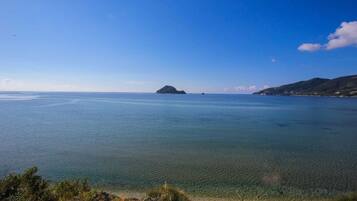 Beach nearby, sun loungers, beach towels