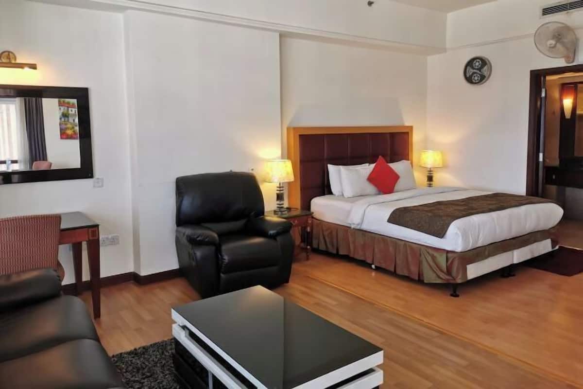 Ropa de cama de alta calidad y escritorio