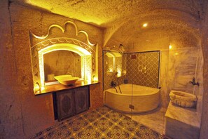 Cave Suite with Hammam | Banheiro | Produtos de toalete grátis, secador de cabelo, chinelos 