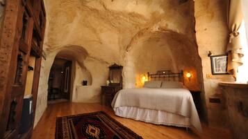 Cave Suite with Terrace | 1 Schlafzimmer, hochwertige Bettwaren, Daunenbettdecken, Zimmersafe
