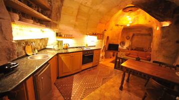 Cave Suite with Hammam | Eigene Küche | Großer Kühlschrank, Ofen, Wasserkocher mit Kaffee-/Teezubehör