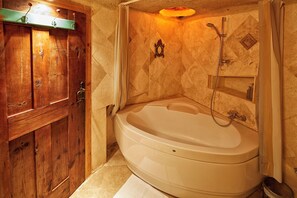 Cave Suite with Terrace | Baño | Amenidades de baño gratuitas, secadora de cabello, pantuflas, toallas 
