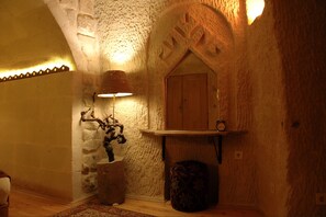 Cave Suite with Hammam | 1 間臥室、高級寢具、羽絨被、客房內保險箱