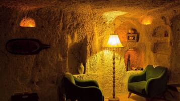 Cave Suite with Terrace | Coin séjour | Télévision à écran plat de 32 pouces avec chaînes numériques, télévision