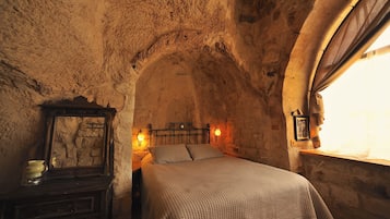 Cave Suite with Terrace | 1 chambre, literie de qualité supérieure, couette en duvet d'oie