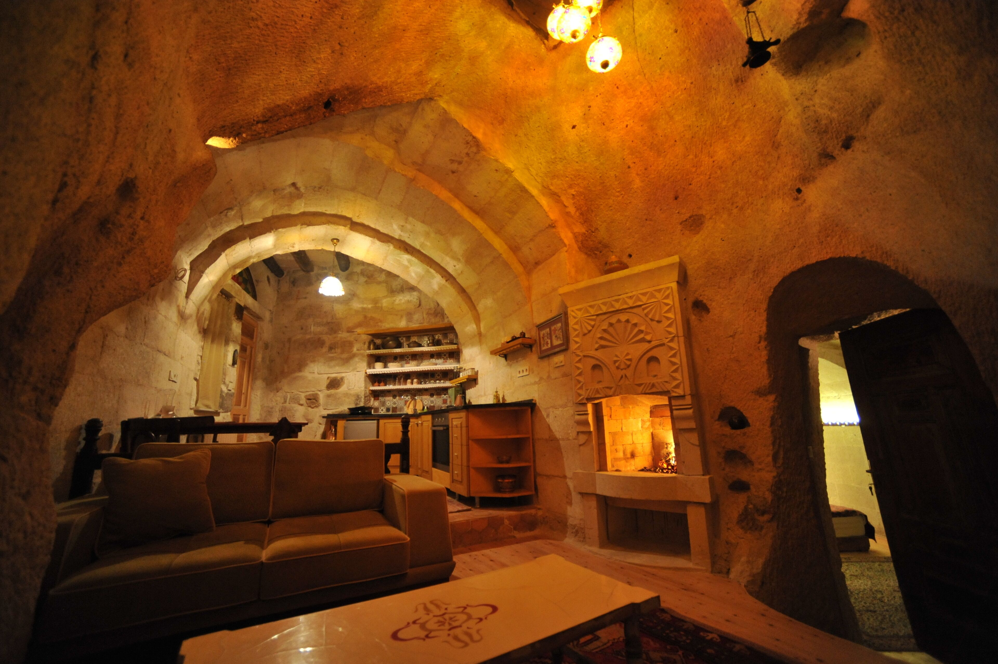 Cave Suite with Hammam | リビング エリア | 32 インチの薄型テレビ (デジタル放送視聴可)、テレビ、DVD プレーヤー