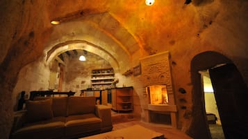 Cave Suite with Hammam | Coin séjour | Télévision à écran plat de 32 pouces avec chaînes numériques, télévision