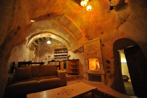 Cave Suite with Hammam | 起居區 | 32-吋平面電視、數位頻道、電視、 DVD 播放機