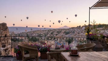 Cave Suite with Terrace | Terrace/patio