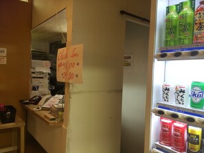 Vending machine - SAKURA GUEST HOUSE OSAKA DOUTONBORI - Hostel (Osaka)