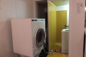 Laundry room - SAKURA GUEST HOUSE OSAKA DOUTONBORI - Hostel (Osaka)