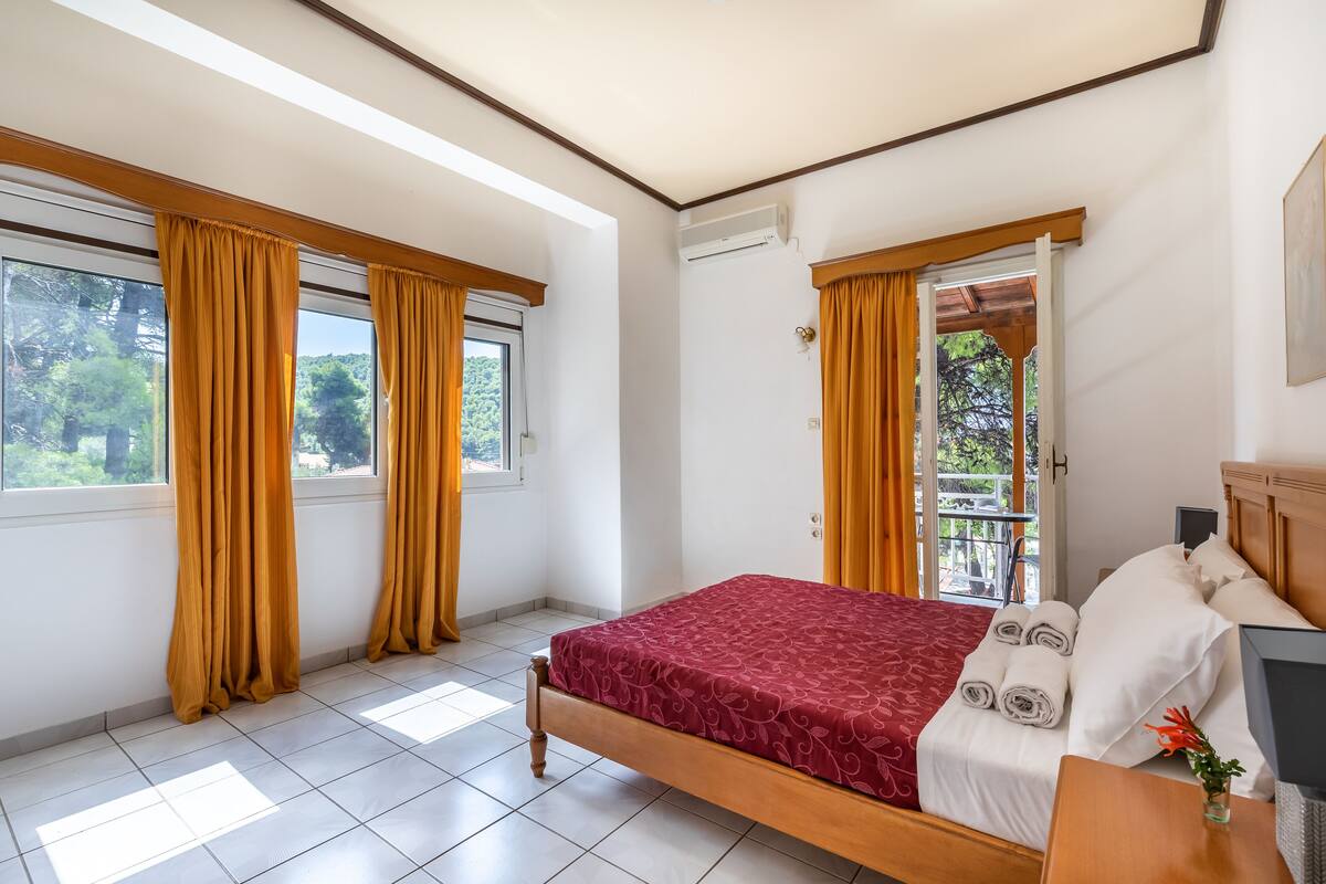 Apartment, Garden View | Desk, free WiFi, bed sheets