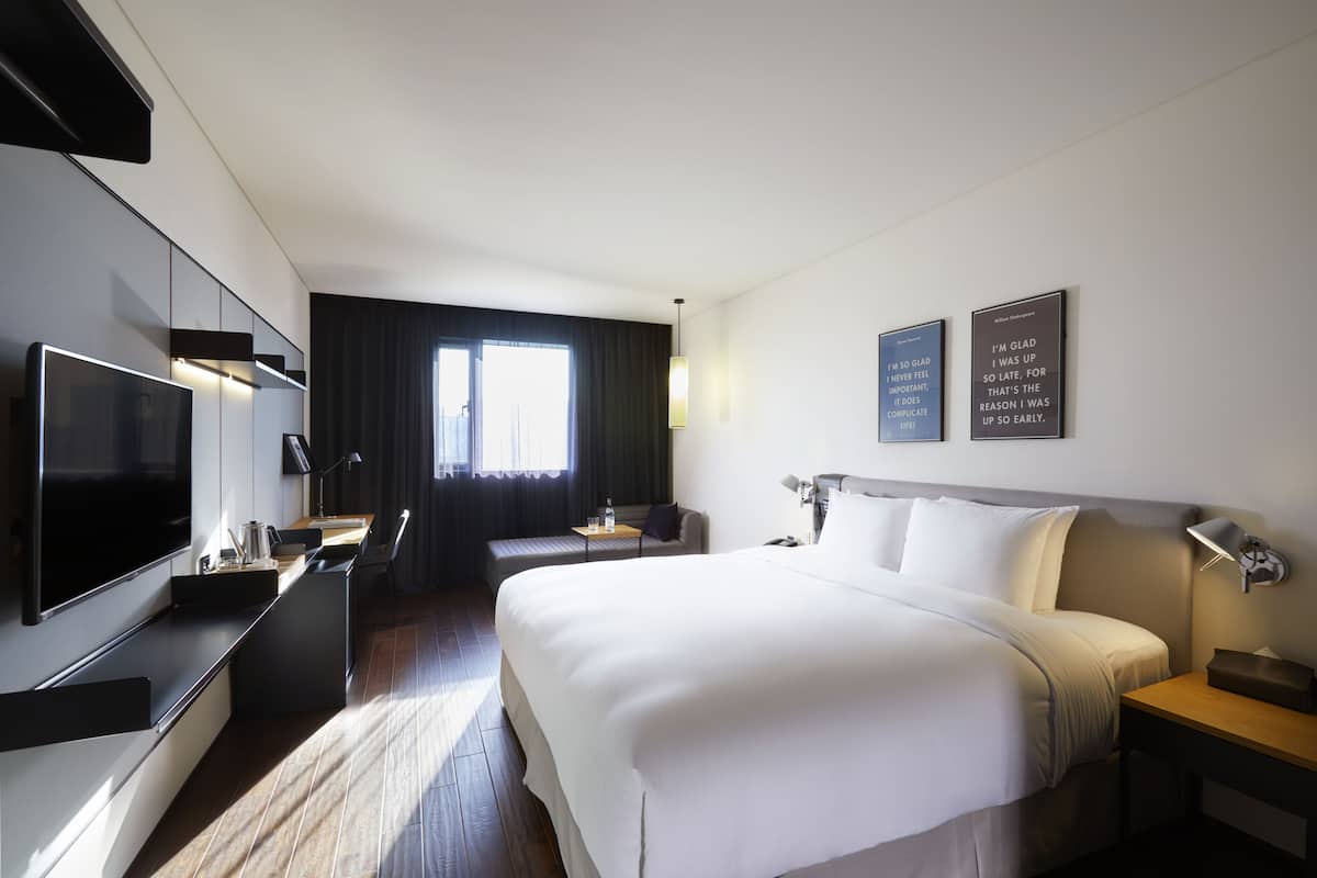 Luxe beddengoed, donzen dekbedden, een kluis op de kamer