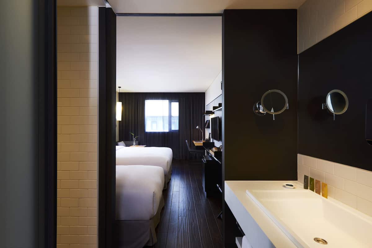 Luxe beddengoed, donzen dekbedden, een kluis op de kamer