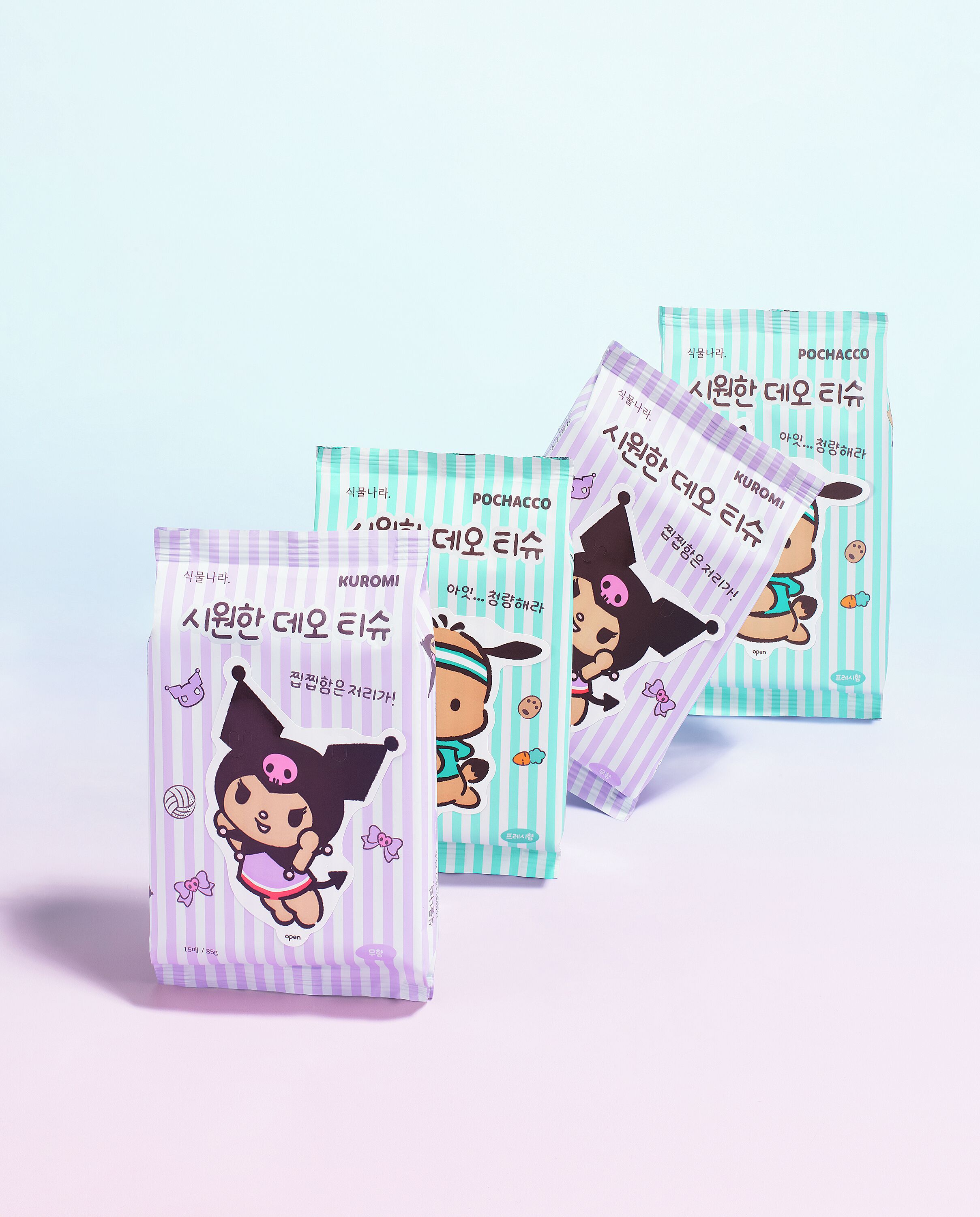 Vier Pakete mit Zeichentrickfiguren und koreanischen Schriftzeichen, vermutlich mit Produkten gefüllt.