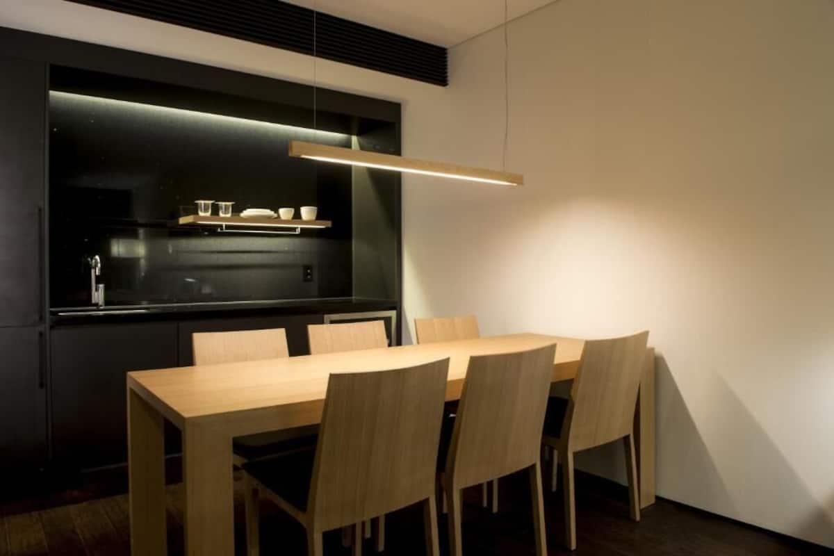 Een 42-inch ledtelevisie met kabelzenders en een televisie