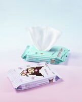 Dos pañuelos refrescantes para el desodorante con personajes de dibujos animados y texto en un idioma extranjero.