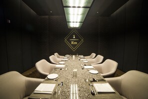 2 restaurantes; se sirven desayunos, almuerzos y cocina europea moderna 