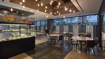 2 restaurantes; se sirven desayunos, comidas y cenas