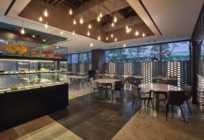 2 restaurantes; se sirve desayuno, almuerzo y cena