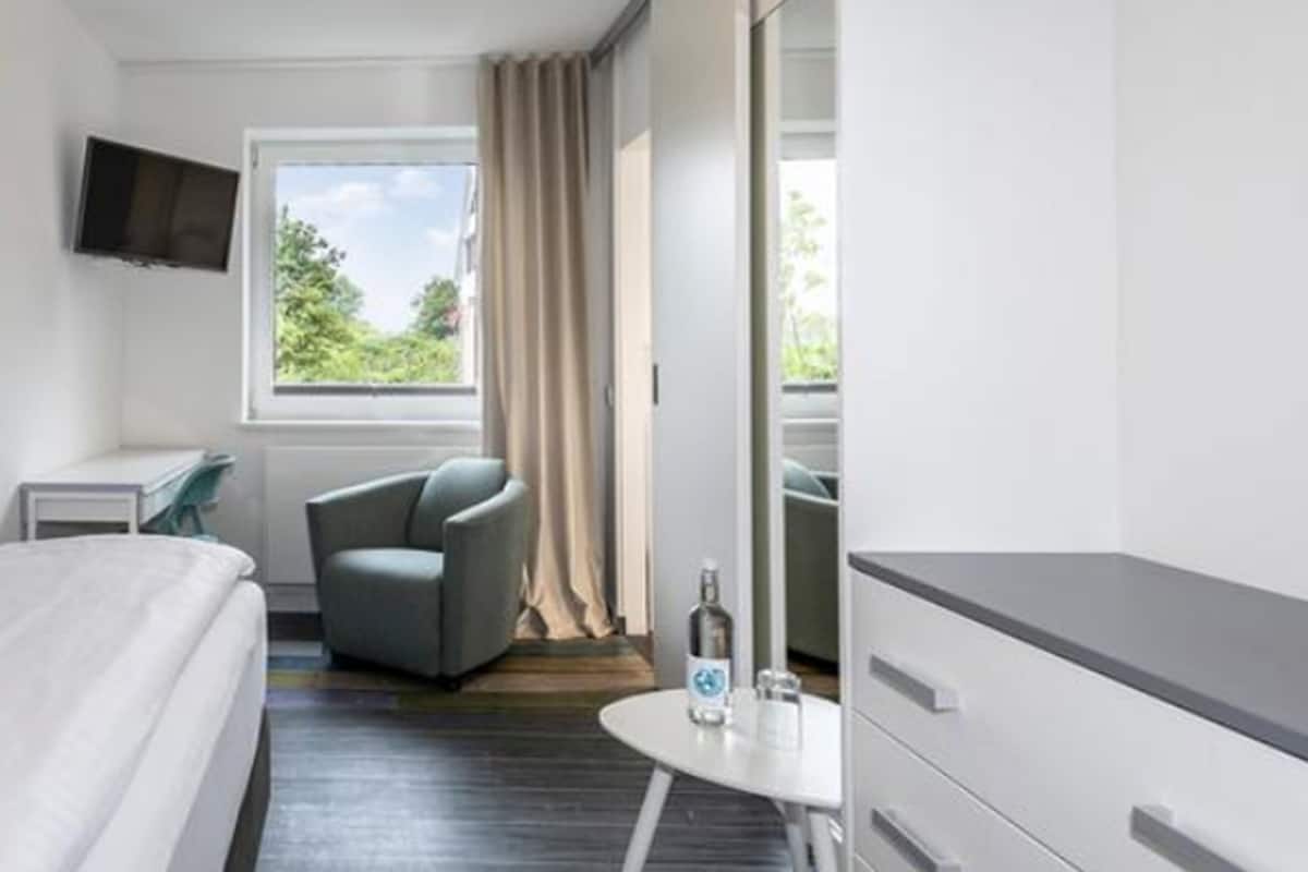 standard single room, 1 bedroom | television