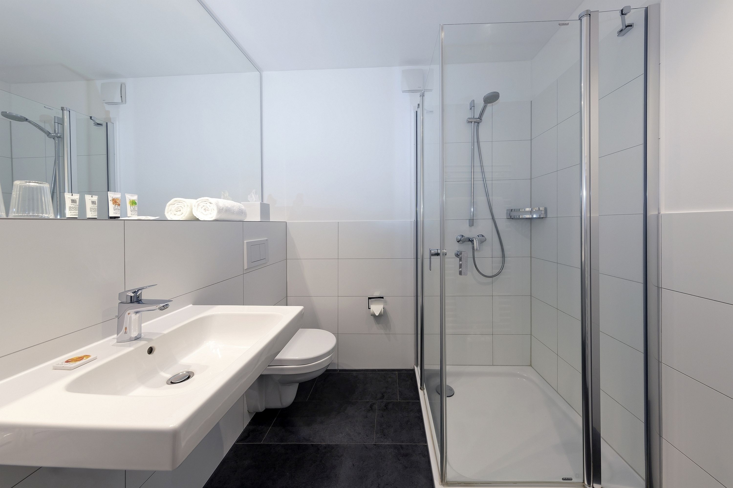 standard single room, 1 bedroom | bathroom | shower, free toiletries, hair dryer, towels